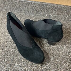 Munro Black Suede Low Heel Slip-On Ankle Booties